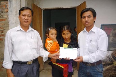 Chị Nguyễn Thị Lụa nhận quà bạn đọc